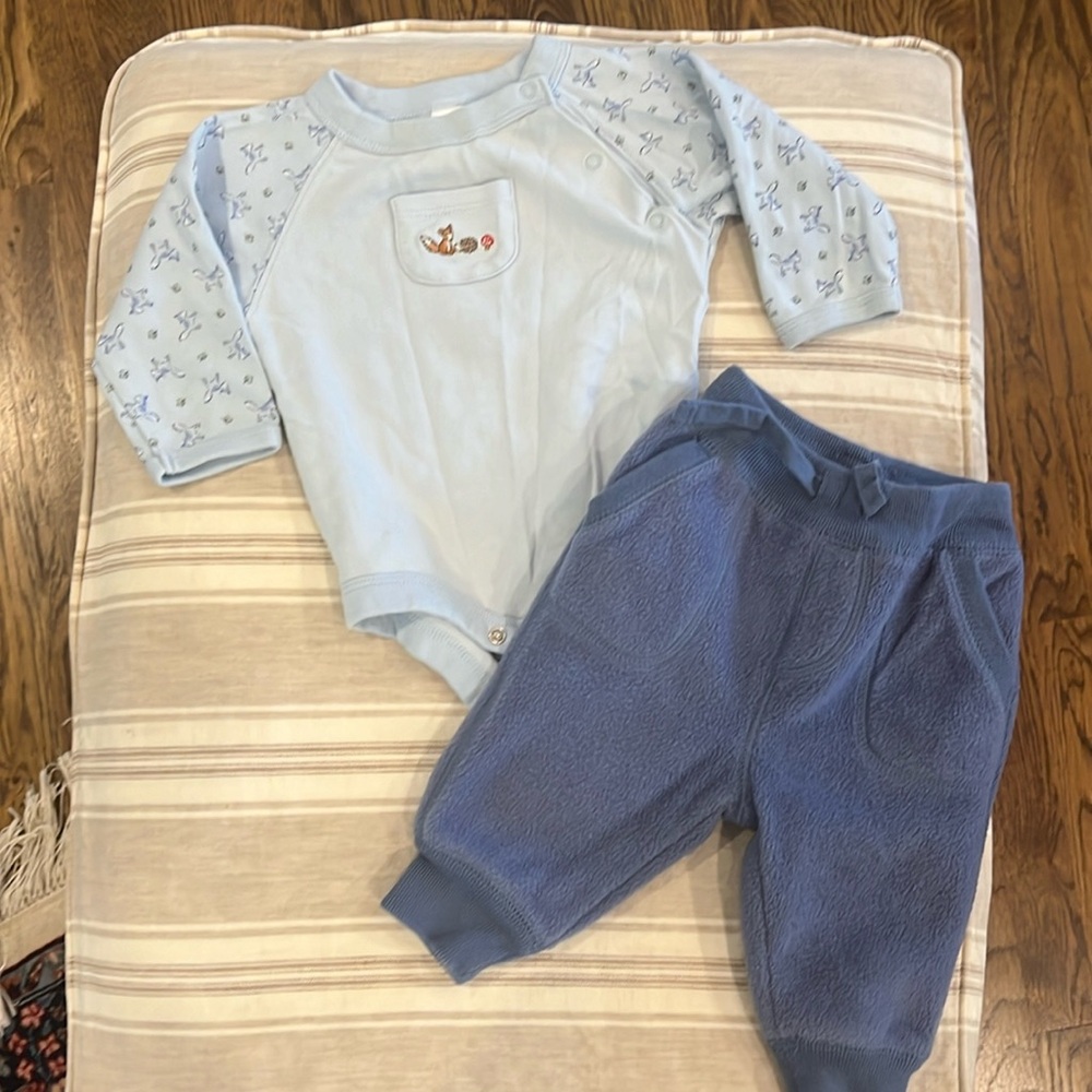 Like new gap size 3/6 months long sleeve/matching 3/6 months size fleece pants